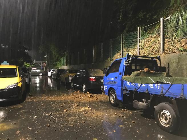 基隆市暖暖區東勢街10日凌晨發生邊坡土石崩落狀況，市議員陳冠羽質疑是林業署護坡水保工程並未完善所致。（市議員陳冠羽提供／張志康基隆傳真）