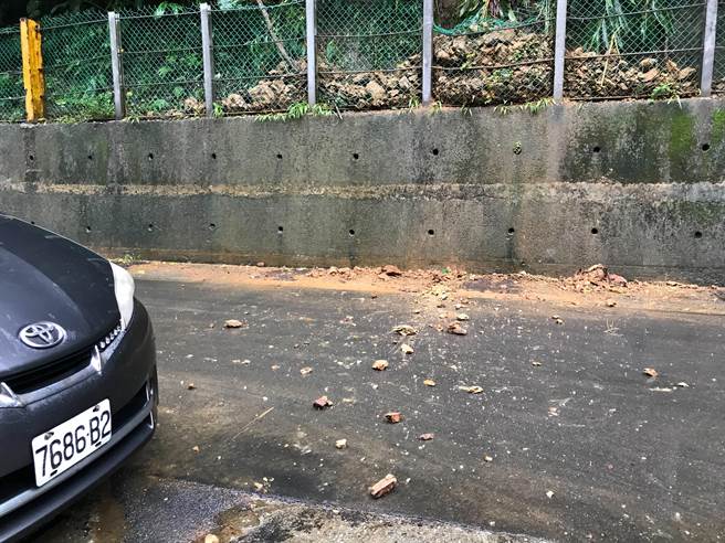 基隆市暖暖區東勢街10日凌晨發生邊坡土石崩落狀況，市議員陳冠羽質疑是林業署護坡水保工程並未完善所致。（市議員陳冠羽提供／張志康基隆傳真）