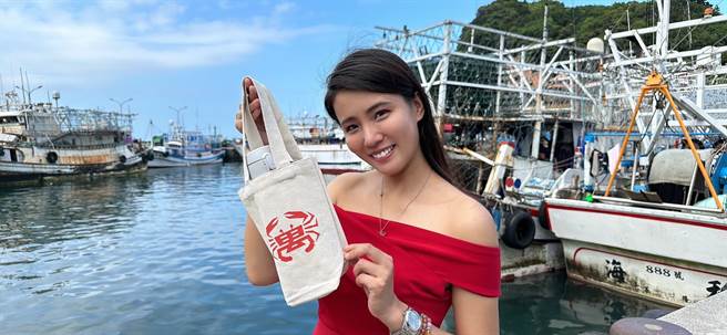 当日在鱼市消费满千的民眾还能与一日店长进行合照并获得亲笔签名的万里蟹杯套。（新北市渔业处提供／蔡亚桦新北传真）