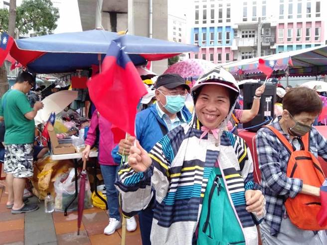 芦竹区公所今天与中山社区发展协会合作办理「桃林铁马道亲子健行暨爱心跳蚤市场及家庭暴力防治宣导活动」。（芦竹公所提供／陈梦茹桃园传真）