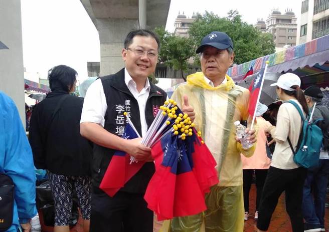 芦竹区长李岳坛（左）于现场发放小国旗。（芦竹公所提供／陈梦茹桃园传真）