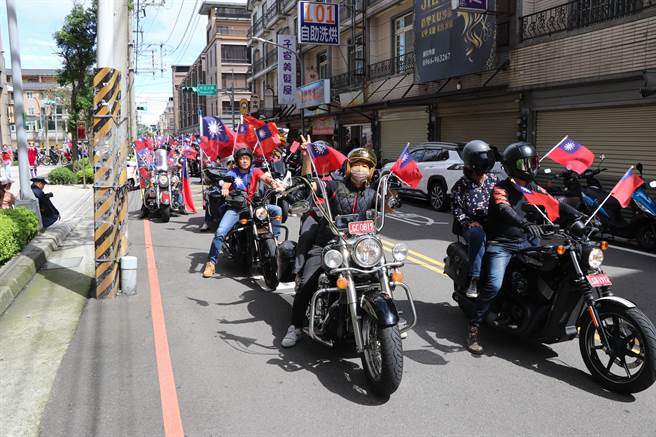 桃園市魅力金三角雙十嘉年華7至10日登場，國慶日舉行跨族裔遊行嘉年華，齊聚70輛重機車隊與千人一同遊行。（蔡明亘攝）