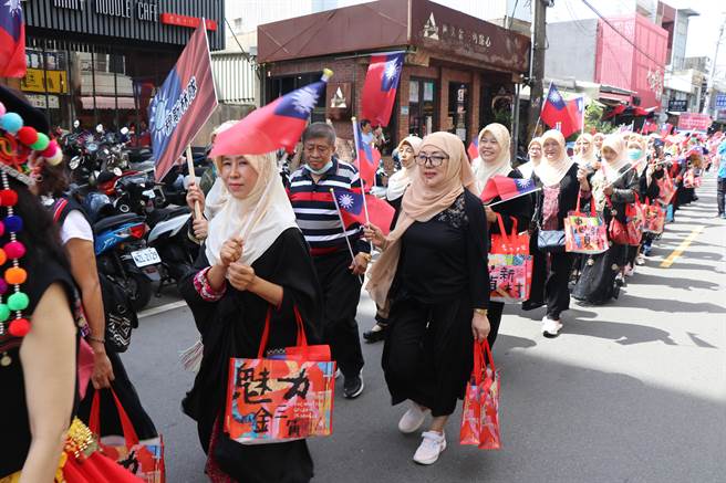 桃園市魅力金三角雙十嘉年華的「跨族裔遊行嘉年華」10日登場，齊聚千人一同遊行慶祝雙十國慶。（蔡明亘攝）