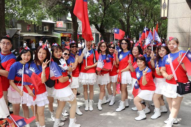 桃園市魅力金三角雙十嘉年華的「跨族裔遊行嘉年華」10日登場，齊聚千人遊行一同慶祝雙十國慶。（蔡明亘攝）