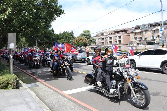 桃園市魅力金三角雙十嘉年華的「跨族裔遊行嘉年華」10日登場，70輛重機車上國旗掛好掛滿十分壯觀。（蔡明亘攝）