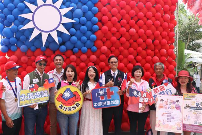 桃園市長張善政10日參加完國旗屋升旗典禮後，也到魅力金三角商圈與民眾打招呼。（蔡明亘攝）