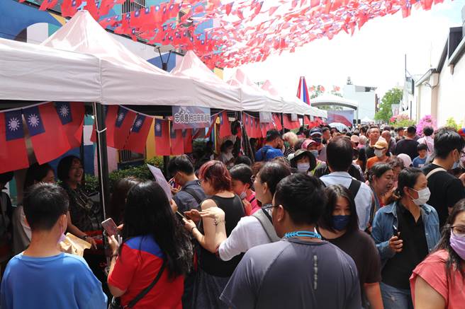 桃園市魅力金三角雙十嘉年華連4天國慶市集吸引大批人潮。（蔡明亘攝）