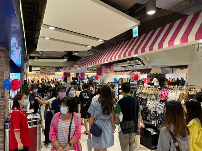 Global Mall屏东市周年庆买气旺，餐饮、休閒服饰业绩表现均亮眼。（Global Mall提供／朱世凯台北传真）