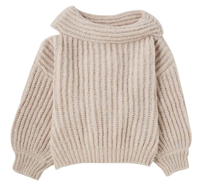 统一时代百货的COCODEAL双排织斜肩毛衣，原价3890元、特价1890元。（统一时代百货提供／朱世凯台北传真）