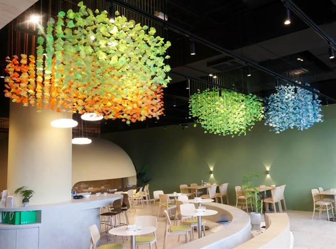 裕隆城5楼的TOK尽兴食光旗舰店，31日前内用免费尝开胃菜，还可欣赏艺术家的奇想云作品。（TOK尽兴食光提供／朱世凯台北传真）