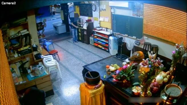 蔡姓男子行窃香油钱得手300元。（警方提供）