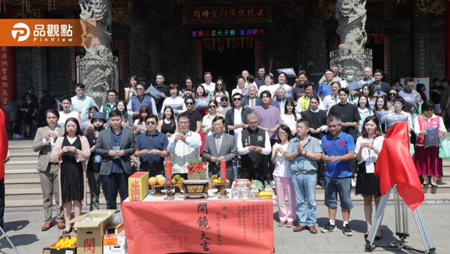 台湾原创影集《回忆暂存事务所》台南开镜 ，台南市长黄伟哲预祝开拍顺利，收视长红。（图／台南市政府）