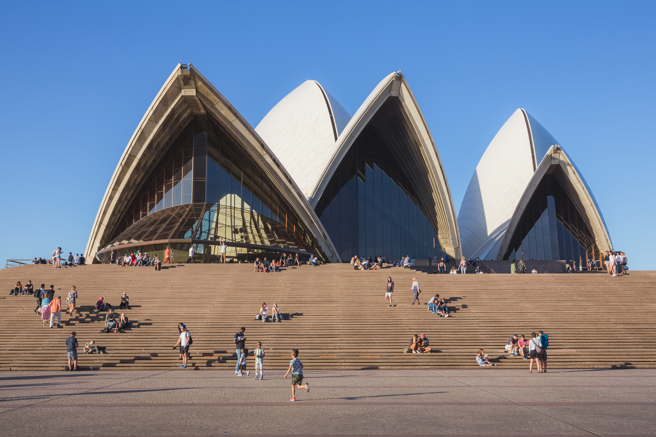 数百名支持巴勒斯坦的群眾昨晚游行到雪梨歌剧院，当时这座地标点亮了白色和蓝色灯光，以示声援以色列。（示意图／shutterstock）
