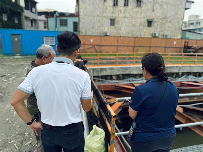 屏東市社宅地基驚見砂湧，立委鍾佳濱（中）10日獲悉消息後緊急到現場勘查並持續關注後續進度。（翻攝自鍾佳濱臉書）