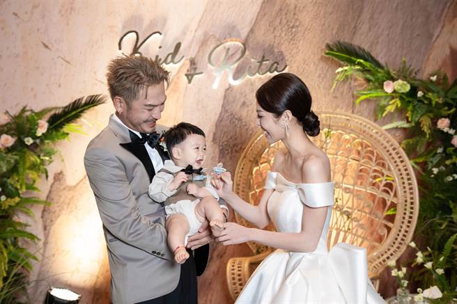 KID（左）今补办婚宴，儿子木木为小花童。（PhiStudio提供）