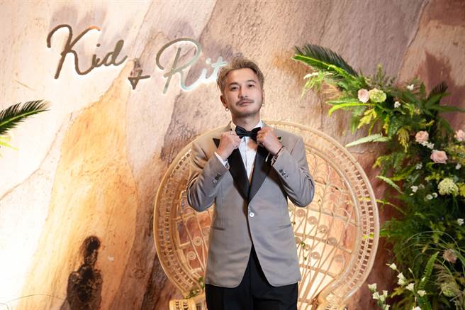 KID特别找黄鸿升的西装师傅订做礼服。（PhiStudio提供）