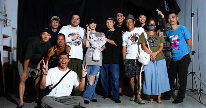 黃尚禾（右六起）求婚李千娜成功，顏正國（右四）到現場獻上祝福。（米珞安影業提供）