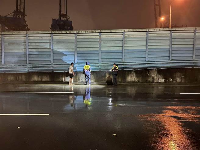 有民眾發現台62甲快速道路的隔音板縫隙裡，有小奶貓受困，深夜趕到現場，花了2個多小時才將牠救出。（讀者提供／張志康基隆傳真）