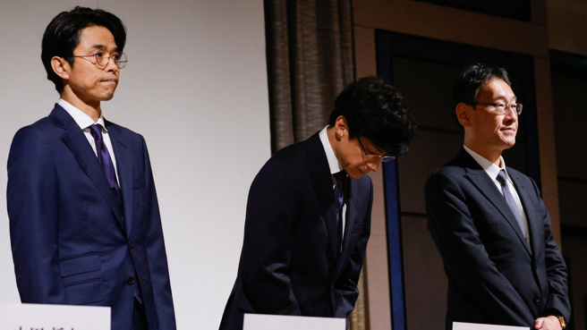 杰尼斯新任社长东山纪之(图中)在记者会召开时鞠躬道歉。(图／路透社)