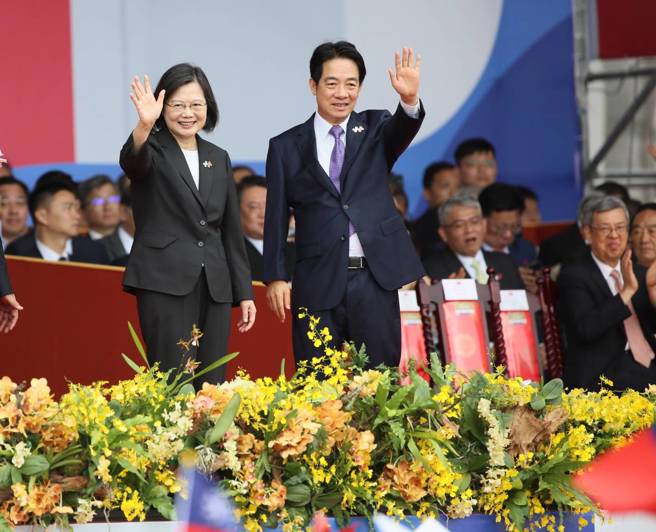 蔡英文總統（左）和副總統賴清德（右）10日出席中華民國中樞暨各界慶祝112年國慶大會，和表演團體揮手致意。（張鎧乙攝）