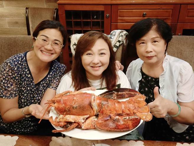 鄭怡與僑胞越南大啖超級龍蝦。（星光娛樂提供）