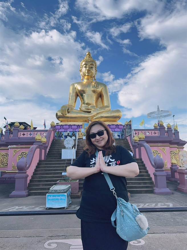 鄭怡參拜金三角金佛。（星光娛樂提供）