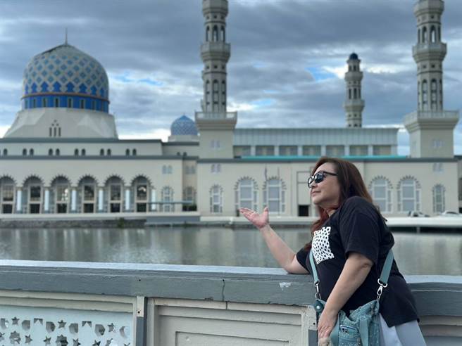 鄭怡讚嘆亞庇的水上清真寺。（星光娛樂提供）