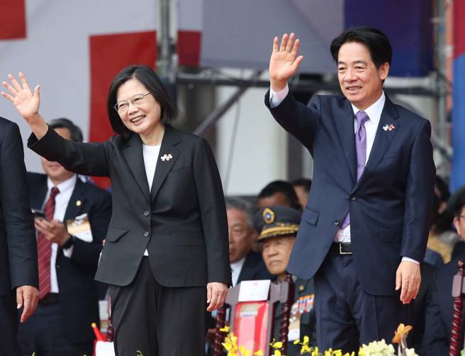 蔡英文總統（左）和副總統賴清德（右）10日出席中華民國中樞暨各界慶祝112年國慶大會，和表演團體揮手致意。（趙雙傑攝）