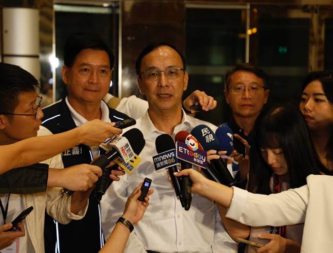 朱立伦晚间出席北北基教育团体暨台商协会国庆感恩餐会，受访时表示，韩国瑜近日才返台，行程繁忙，因此他一段时间前就邀请会面，并于今日商谈辅选事宜。（国民党提供）