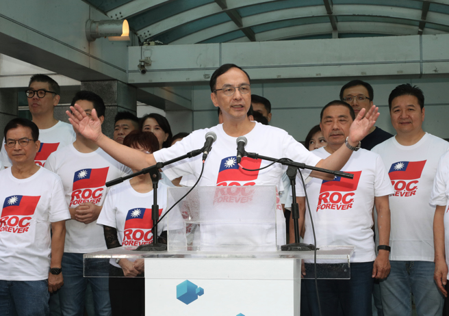 国民党10日举办「守护中华民国双十国庆升旗活动」，党主席朱立伦（中）上台致词。（刘宗龙摄）