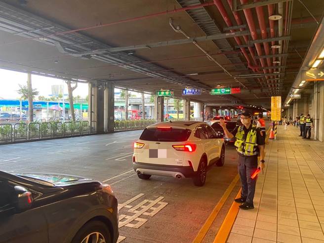 國慶連假10日收假，加上國慶焰火在台中中央公園登場，高鐵台中站10日下午湧入返鄉人、車潮，警方出動130名警、民力針對高鐵台中站區周邊實施分區疏導及新增2處下車點藉以分流車潮，目前交通狀況正常和車流皆順暢。（潘虹恩攝）