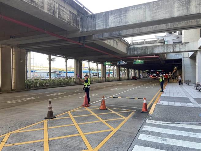 國慶連假10日收假，加上國慶焰火在台中中央公園登場，高鐵台中站10日下午湧入返鄉人、車潮，警方出動130名警、民力針對高鐵台中站區周邊實施分區疏導及新增2處下車點藉以分流車潮，目前交通狀況正常和車流皆順暢。（潘虹恩攝）