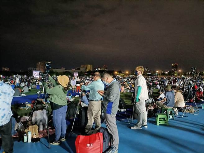 國慶焰火10日晚間8時將在台中中央公園絢麗綻放，現場已湧入大批民眾。（陳淑娥攝）