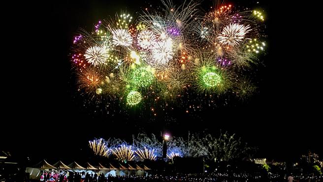 国庆焰火睽违9年重返台中，3万发焰火弹施放共36分钟，民眾大饱眼福。（张亦惠摄）