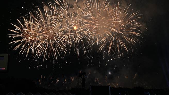 国庆焰火睽违9年重返台中，3万发焰火弹施放共36分钟，民眾大饱眼福。（张亦惠摄）