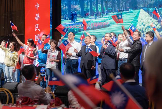 國民黨總統參選人侯友宜今至大直典華飯店，參加北北基市教育團體國慶感恩餐會，現場與前總統馬英九、國民黨主席朱立倫、台北市長蔣萬安等人一起揮舞國旗，並高唱中華民國頌，展現大團結氣勢。（侯友宜競選辦公室提供）