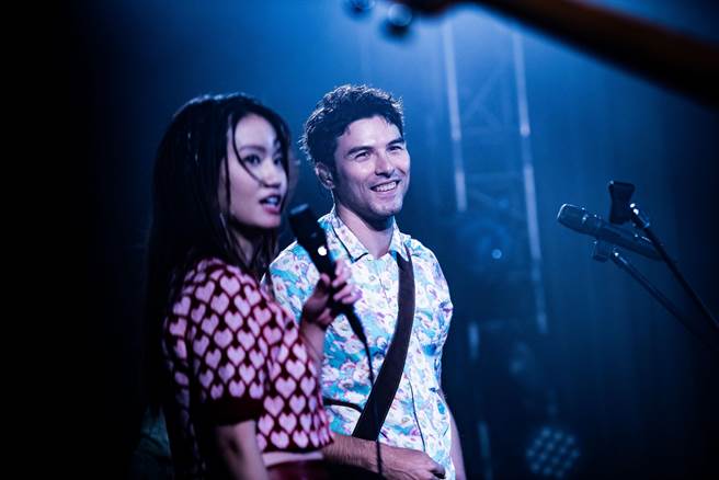 庸俗救星开唱，邀来凤小岳担任嘉宾。（庸俗救星提供）