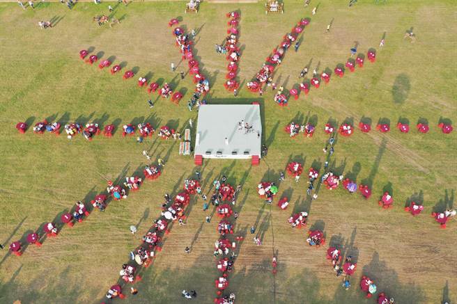 南投茶博會迎雙十國慶，特別將千人客家擂茶活動的茶席擺設成國旗12道光芒狀，空中照曝光相當震撼。南投縣政府提供