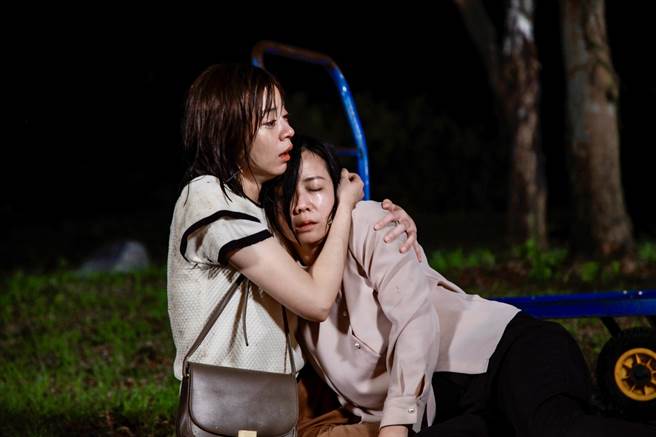 陈仙梅、王瞳母女相认戏两人全湿透。（民视提供）