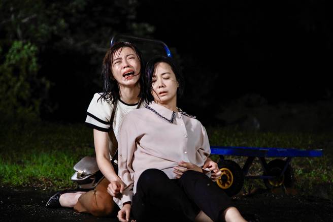 陈仙梅、王瞳母女相认戏两人全湿透。（民视提供）