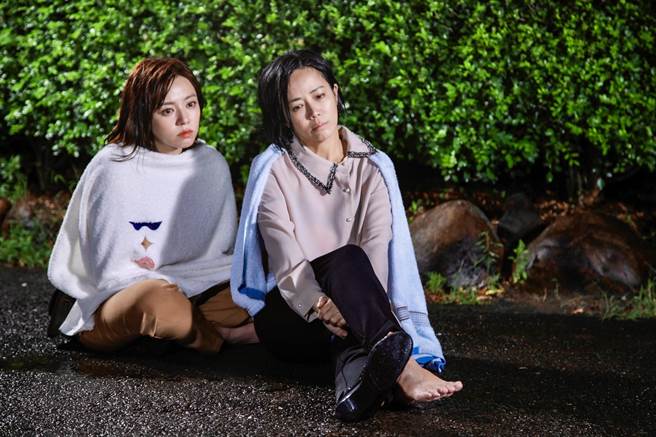 陈仙梅、王瞳全湿透包着浴巾取暖。（民视提供）