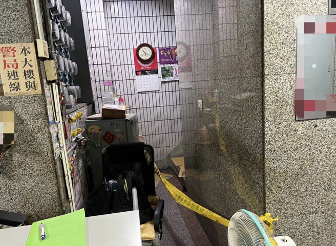 新北市三重一处出租套房惊传凶杀案，男子遭到室友持刀刺杀身亡，警方逮捕到嫌犯迅速破案。（翻摄画面）