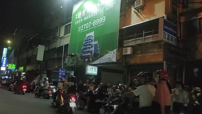 國慶焰火10日晚間於台中中央公園登場，原訂8點準時施放的焰火也提前於7點40開始，周圍道路不少汽、機車民眾停於路邊欣賞焰火，忍不住拿出手機紀錄。（潘虹恩攝）