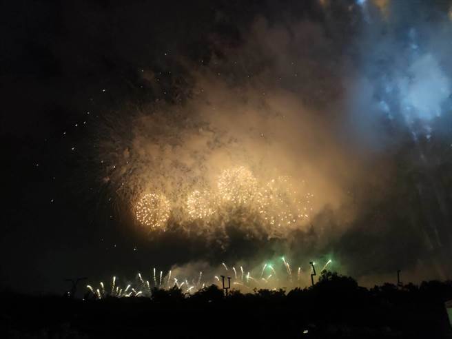 國慶焰火10日晚間於台中中央公園登場，原訂8點準時施放的焰火提前於7點40分開始施放。（潘虹恩攝）