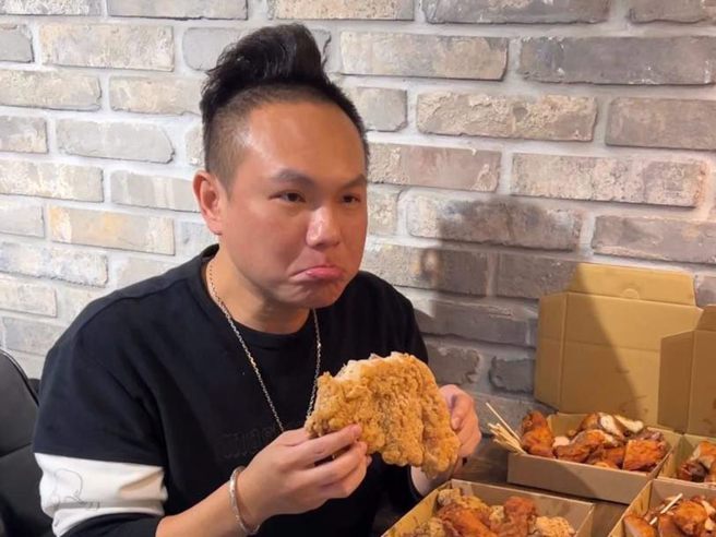 超派炸鸡遭Toyz抓包疑似偷倒废油，老板超哥沉默24小时候又爆气连发4篇文。(图／超派炸鸡脸书)