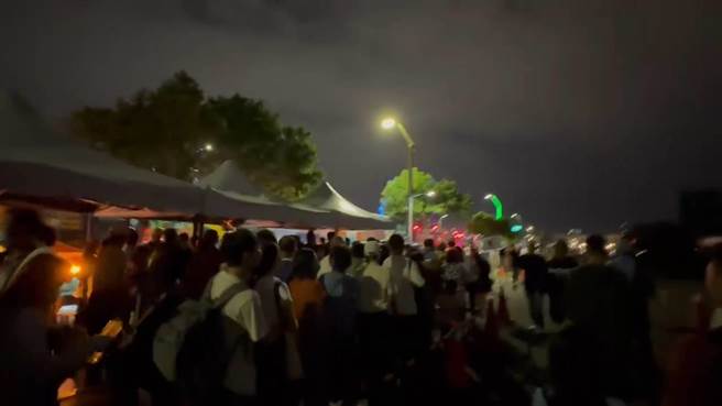国庆焰火10日晚间于台中中央公园登场，吸引逾35万人次观赏，不过36分钟的焰火结束后散场人瞬间涌出，虽秩序散场，道路仍相当壅塞，接驳站点也出现排队人龙。（民眾提供／潘虹恩台中传真）