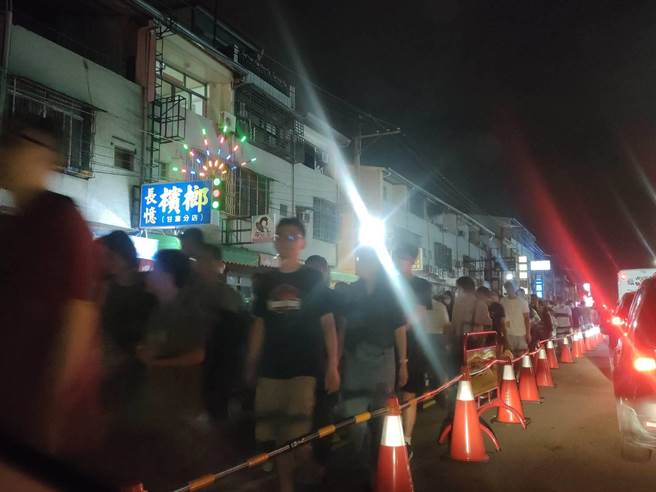 国庆焰火10日晚间于台中中央公园登场，吸引逾35万人次观赏。36分钟的焰火结束候涌出散场人潮，虽秩序良好，但人数庞大，警方强力疏导。（潘虹恩摄）