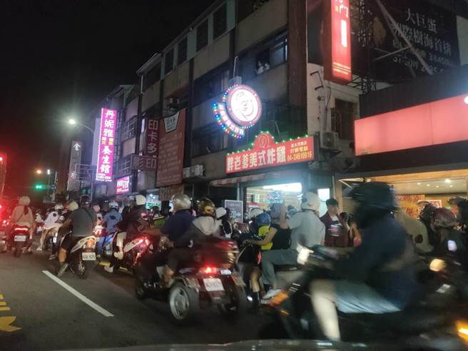 国庆焰火10日晚间于台中中央公园登场，原订8点准时施放的焰火也提前于7点40开始，周围道路不少汽、机车民眾停于路边欣赏焰火，一度挤爆会场边道路。（潘虹恩摄）