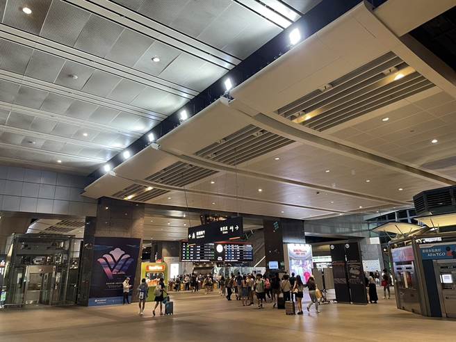 国庆连假收假，高铁台中站10日午后涌入收假潮，不过直到晚间皆未出现大排长龙状况。（潘虹恩摄）