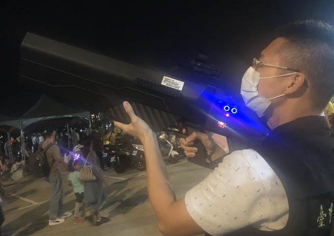 2023年国庆焰火10日晚间在台中市中央公园施放，原规画全国首创以无人机搭载焰火表演，未经申请许可的民间无人机入侵上空，主办单位锁定「狙击」。（民眾提供／陈淑芬台中传真）